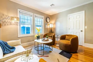 Image of Newly Renovated Modern Retreat l Near T