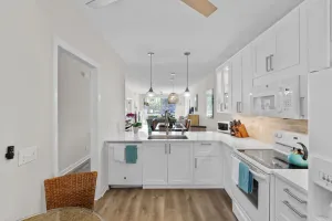 Image of Beautiful renovated 1st fl condo in Falling Waters, 10 min to Beaches\/ 5th Ave