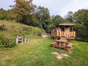 Image of Roulotte cosy avec kitchenette, ruisseau apaisant et espace bien-être, nuit insolite à Ferdrupt - FR-1-589-444