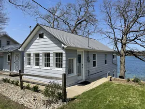 Image of Charming Lake Cottage! Close to Shipshewana, Clean Lake, Boat Rentals