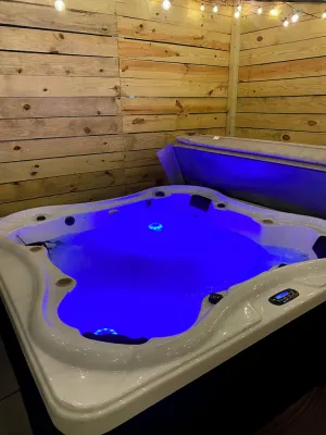 Image of Hot tub! 2Mins 2Base Clean & Cozy Sleeps 6. Near beaches