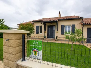 Image of Maison Familiale au Calme avec Ping-Pong, Baby-Foot et Proximité Sites Préhistoriques - FR-1-616-339