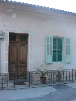 Image of A beautiful white house