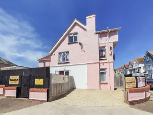 Image of BARBIE HOUSE ,OPPOSITE The BEACH & PAIGNTON PIER , 2 Bedroom APARTMENT with Private Car space & Garden , Free Access next Door to the Stunning BALLET & MAKE UP SCHOOL & a Beautiful LADYS BEAUTY SALON