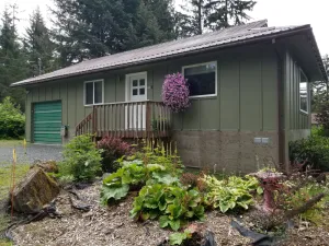 Image of Charming Sunny Cottage, minutes from airport\/ferry - self check in