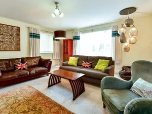 Image of Pass the Keys Spacious 4 Bedroom home with Parking Garden