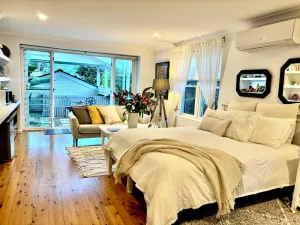 Image of Studio minutes from Waterfront walks, close to Pasadenas, cafes, restaurants