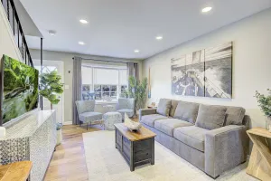 Image of Unique Listing! Entire Downtown Triplex w\/Private Parking. Sleeps 12-18. Pets ok