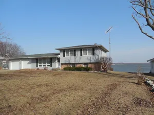 Image of 50' from the Mississippi River, see the winter eagle migration, fish from there