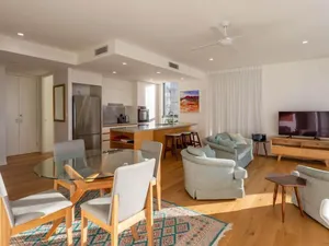 Image of Immaculately presented spacious & light filled unit perfect for your getaway