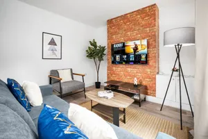 Image of Stylish Three Bed House - Parking - Garden