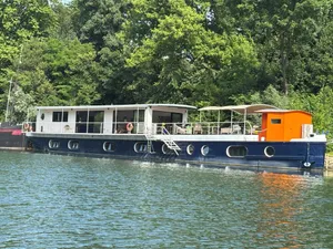 Image of Luxury barge in Bagatelle park