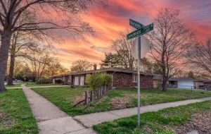 Image of Spacious & Cozy ~ Mins to Downtown