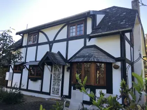 Image of ENGLISH STYLE COTTAGE 400M WALK FROM GALLERY WALK!