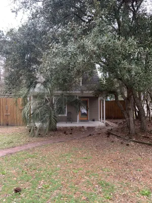 Image of 3 Bedroom Cozy Cottage with fenced in backyard and hot tub 4 miles to the beach
