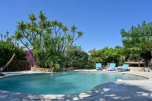 Image of Green setting at Cap Brun (Toulon, Var) Villa with spa pool close to beaches.