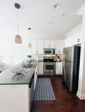 Image of Close to Campus-newly professionally decorated-sleeps 6 -no stairs!