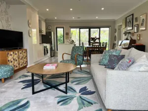 Image of 10 minute walk to Sovreign Hill beautifully decorated lake access Close to CBD