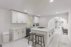 Image of Professionals, King, 5 TVs, 4 Acres