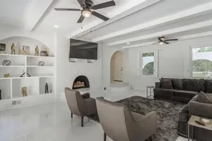 Image of Professionals, King, 5 TVs, 4 Acres