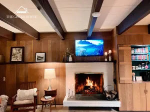 Image of Cozy cabin in the mountains