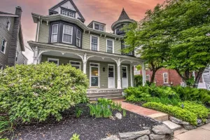 Image of Victorian Manor on Main w 6 beds-10 mins to Lanc