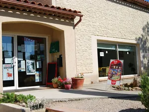 Image of Provencal bastide, in a green area