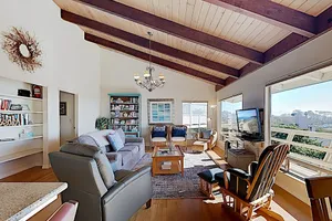Image of 1271 Hillcrest House - 3 Br home by RedAwning