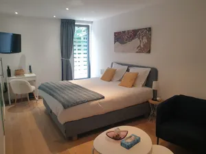 Image of Table et chambre particulière