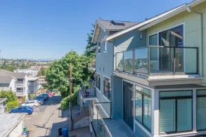 Image of 5 Min To Downtown Seattle! 3br & 2ba Cozy Townhome 3 Bedroom Townhouse by Redawning