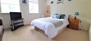 Image of Modern 4 Bed House Sleeps 8 - Free Parking