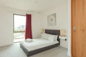 Image of Contemporary 1 Bedroom Apartment in Canning Town With Balcony