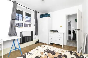 Image of Spacious 4 Bedroom Apartment in Bethnal Green