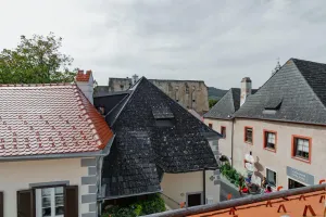 Image of Penthouse With Private Loggia in the Historic Centre of D Rnstein