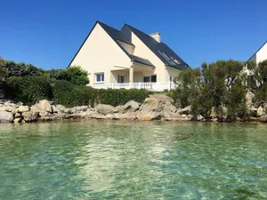 Image of MAISON LES PIEDS DANS L EAU