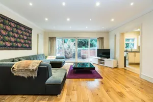 Image of Spacious and Bright 3BD Home in Belsize Park