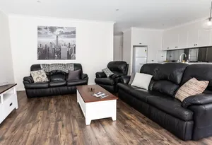 Image of 4 Bedroom Inner City Townhouse - SLEEPS 9 !!
