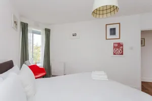 Image of Relaxing 2 Bedroom Top Floor Apartment in Bethnal Green