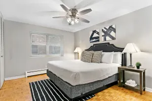 Image of 1BR Lakeview Apt, Easy transportation, near Shops