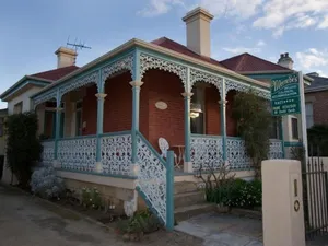 Image of Merre Be's