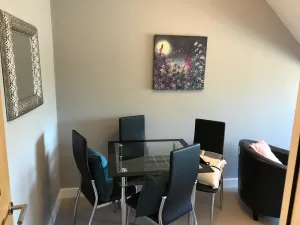Image of Stunning Complete 1 Bedroom Apartment Close To The City