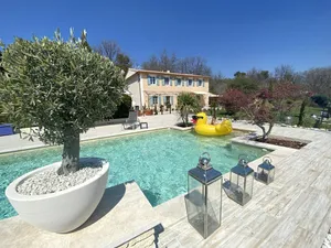 Image of Villa élégante à Murs avec piscine privée