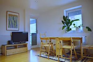 Image of Central 1 Bedroom Apartment Near Tower Hill With Balcony