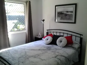 Image of Bottlebrush B & B