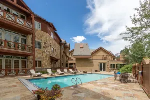Image of Casa on the Creek by Avantstay Easy Ski Access in Great Location w/ Communal Pool & Hot Tub