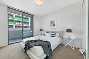 Image of KOZYGURU WOLLI CREEK KOZY 3 BED APT + FREE PARKING NWC009