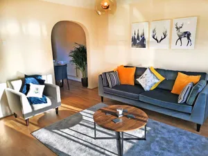 Image of Emerald House - Spacious 3 bed house with ensuite parking gardens and netflix