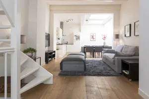 Image of Stylish Canalhouse B