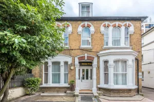 Image of Queens Drive Hotel at Finsbury Park