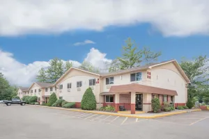 Image of Super 8 by Wyndham Queensbury Glens Falls/Lake George Area